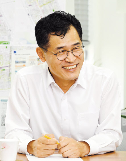이기재 서울 양천구청장이 4일 헤럴드경제와 인터뷰에서 교육과 교통, 공항소음 문제 등에 대한 해결·발전 방안을 말하고 있다. 박해묵 기자