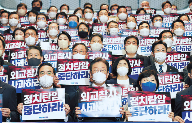 국회의 국정감사 첫날인 4일 오전부터 여야가 크게 부딪쳤다. 주호영 국민의힘 원내대표는 이날 국회에서 가진 여당의 국감대책회의에서 문재인 전 대통령이 감사원의 서면 조사 요구에 응해야 된다며 야당과 전 정부를 강하게 비판했다(위쪽사진). 더불어민주당은 이날 국회 로텐더홀에서 이재명 대표와 의원들이 참석한 가운데 ‘윤석열 정권의 외교 참사·정치탄압 규탄’ 피켓 시위를 벌였다. 이상섭 기자