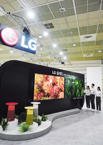 삼성전자 ‘Neo QLED 8K’(위쪽)와 LG전자의 97형 올레드 에보 갤러리. [삼성전자·LG전자 제공]