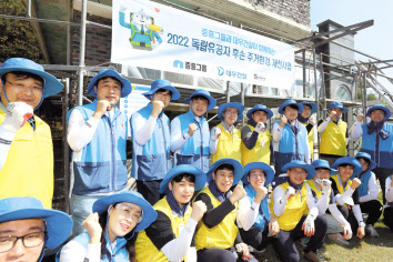 대우건설과 중흥그룹 임직원이 독립유공자 후손 주거환경 개선사업에 참여하고 있다.