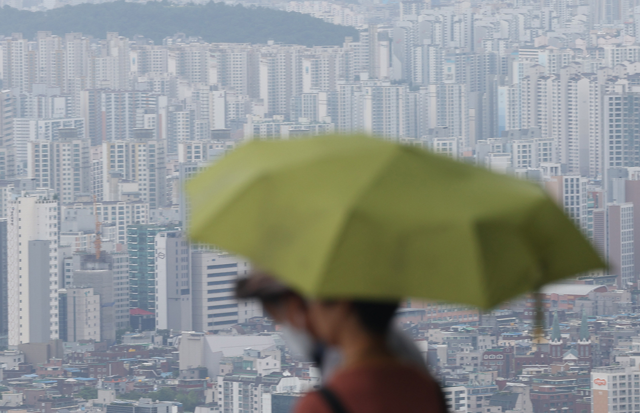 지난달 4일 남산에서 한 시민이 우산을 쓴 채 걷고 있다(사진은 기사 내용과 관련 없음). [연합]