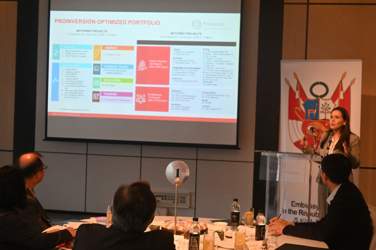 ProInversion director of project portfolios Maria Susana Morales presenting investment opportunities in Peru at the Four Seasons Hotel in central Seoul, Friday. (Sanjay Kumar/The Korea Herald)