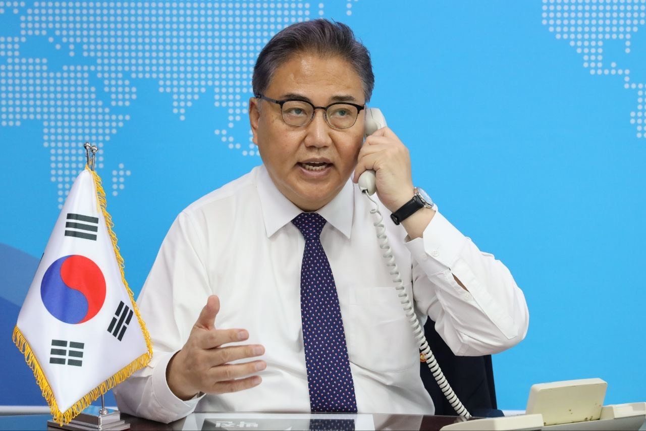 박진 외교부 장관과 토니 블링컨 미 국무장관이 4일 통화를 하고 북한의 중거리 탄도미사일 발사 대응 방향을 논의했다고 외교부가 전했다. 사진은 토니 블링컨 미 국무장관과 통화하는 박진 외교부 장관. [연합]
