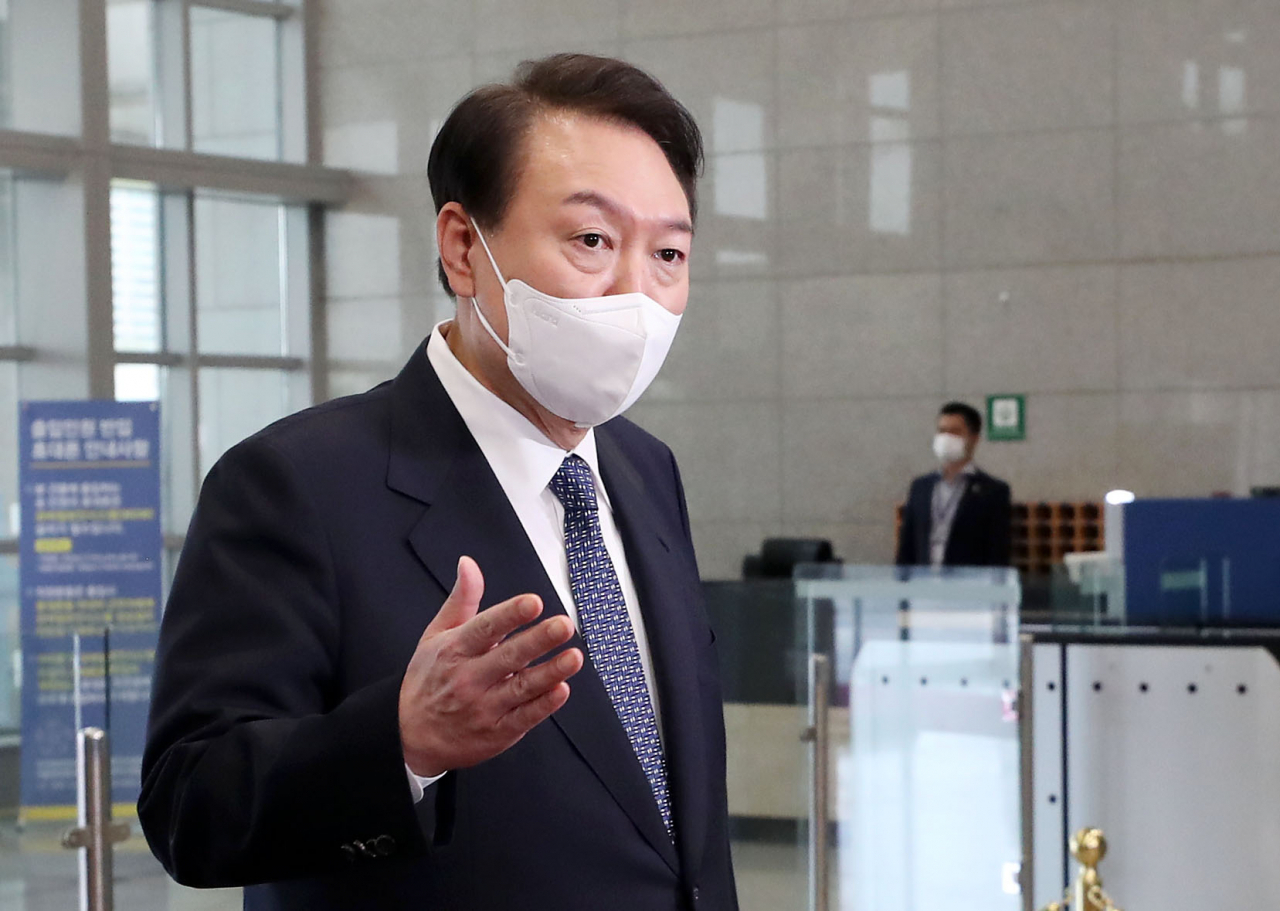 윤석열 대통령이 4일 오전 서울 용산 대통령실 청사로 출근, 취재진의 질문에 답하고 있다. [연합]