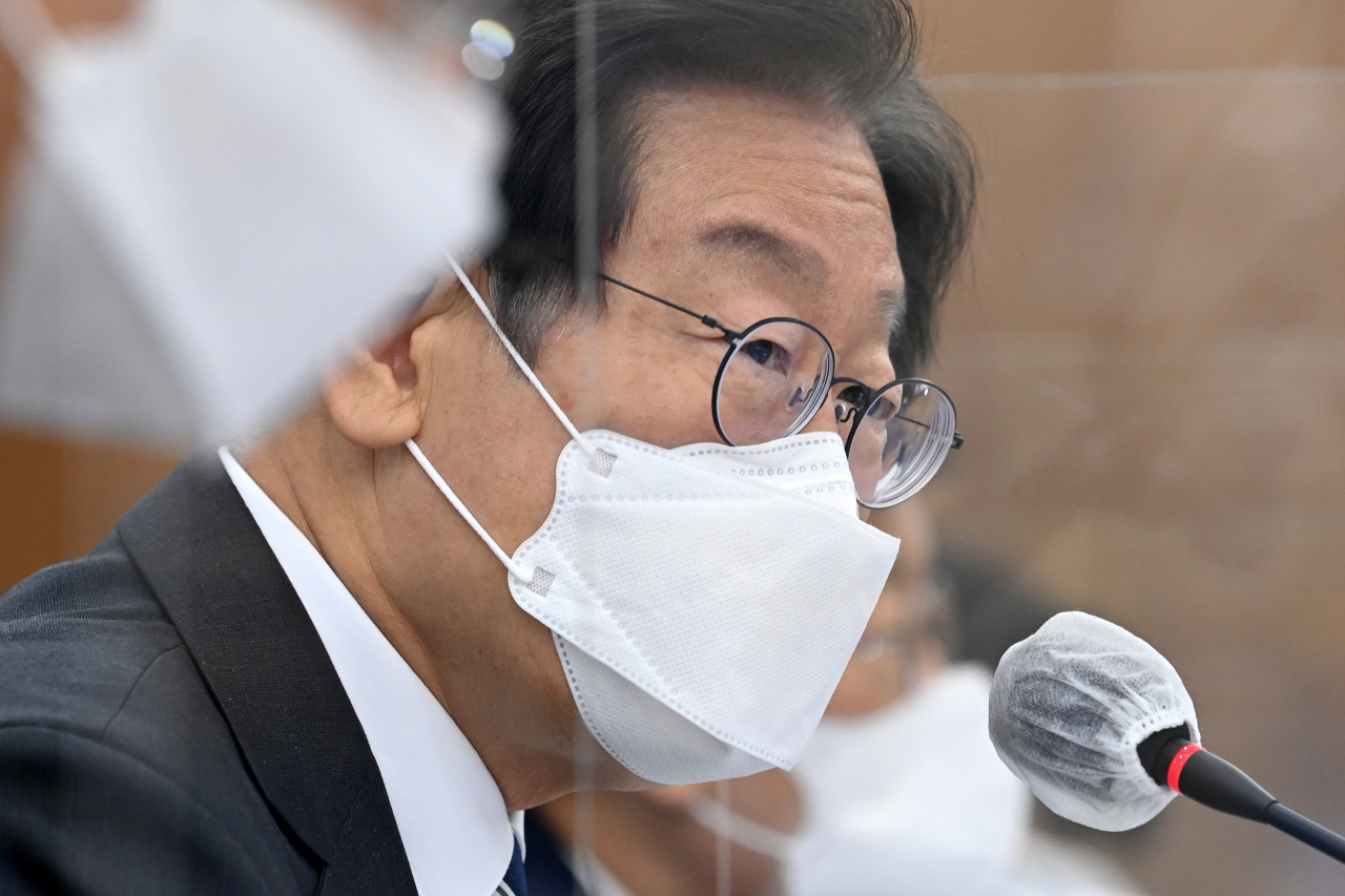 이재명 더불어민주당 대표가 지난 4일 서울 용산구 국방부 청사에서 열린 국정감사에서 이종섭 국방부 장관에게 질의하고 있다. [연합]