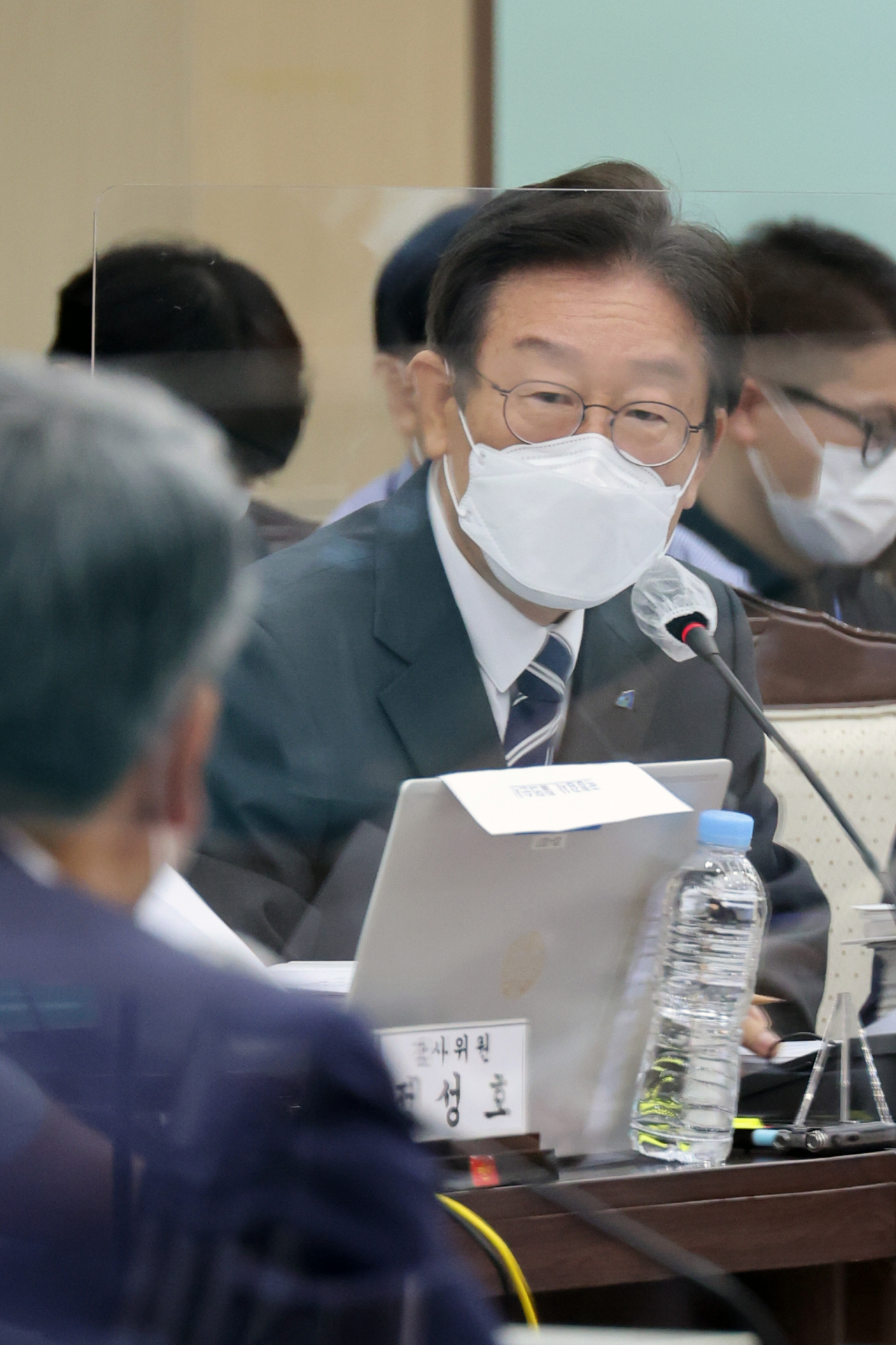 윤석열 정부 첫 국정감사가 4일 시작된 가운데 서울 용산구 국방부에서 국회 국방위원회 국정감사가 열리고 있다. 더불어민주당 이재명 당대표가 이종섭 국방부 장관에게 질의하고 있다. 이상섭 기자