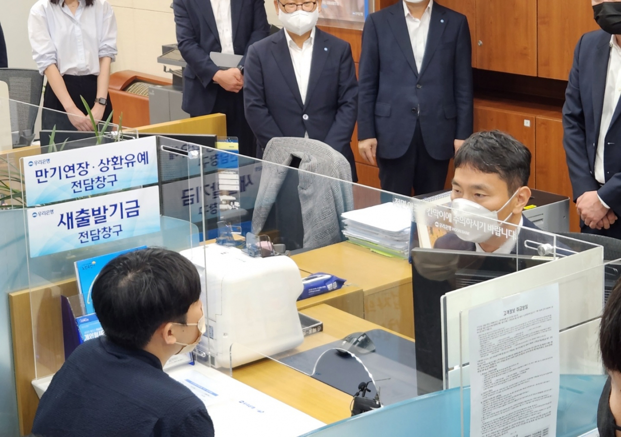 4일 서울 종로구 우리은행 종로4가 금융센터에서 이복현 금융감독원장이 영업점을 찾은 고객과 상담을 진행하고 있다. 김광우 기자.