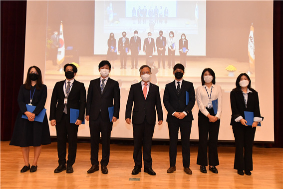한국조폐공사는 4일 창립 71주년을 맞아 공사 발전에 기여한 임직원들을 표창했다. 반장식 사장(왼쪽 4번째)이 유공직원들과 기념촬영 하고 있다. [조폐공사 제공]