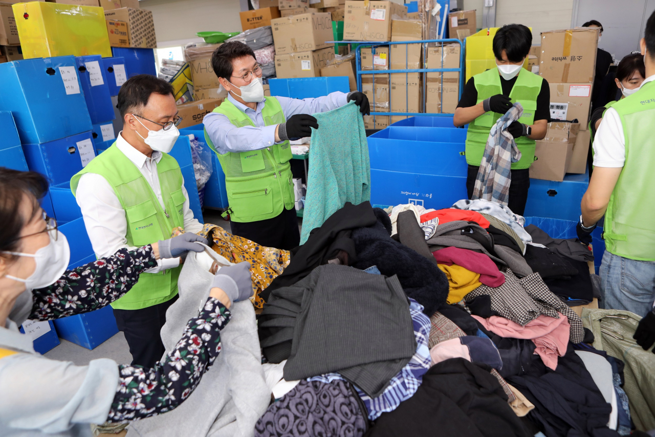 Employees of Hyundai Engineering participate in a charity drive with members of the Goodwill Store in Ilsan, Gyeonggi Province (Hyundai Engineering)