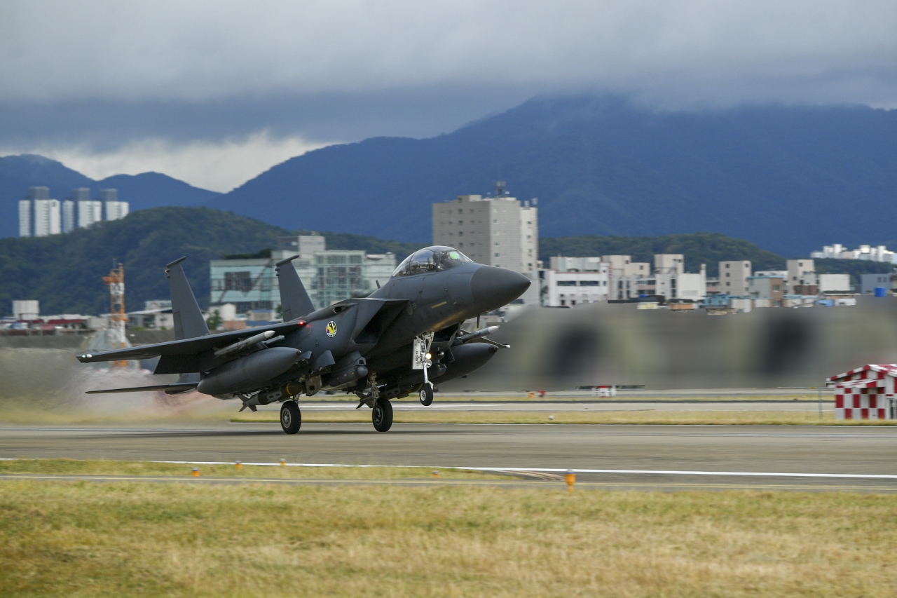 한국 공군의 F-15K가 북한 중거리탄도미사일 도발에 대응해 한미 연합 공격편대군 비행 및 정밀폭격 훈련을 위해 이륙하고 있다. [연합]