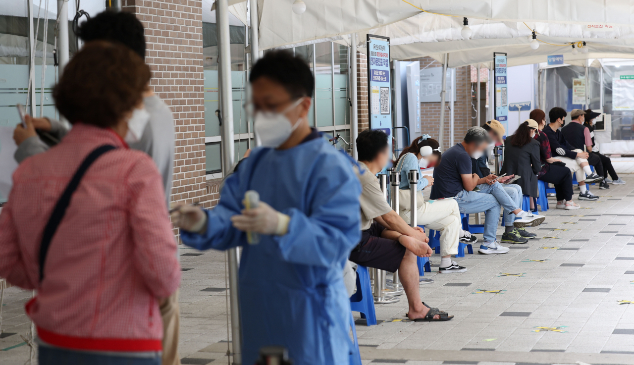 28일 오전 서울 마포구보건소 코로나19 선별진료소에서 PCR 검사를 받으려는 시민들이 대기하고 있다. [연합]