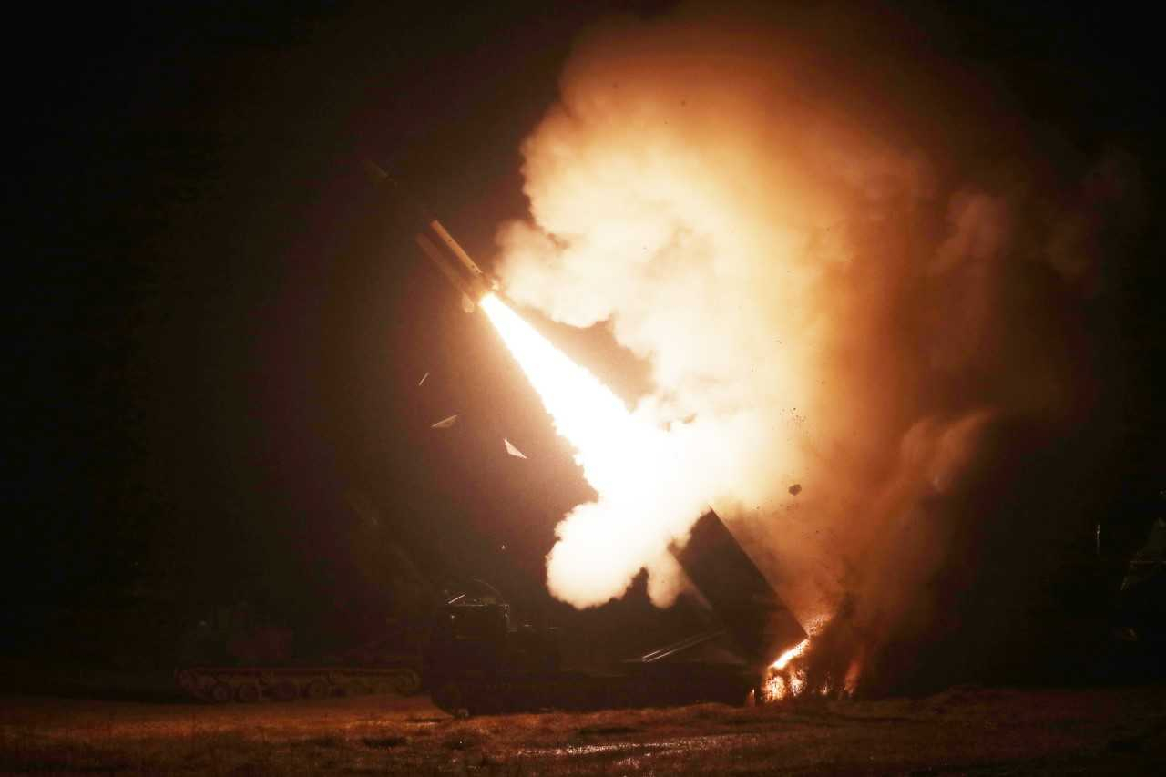 한국과 미국이 북한의 중거리 탄도미사일(IRBM) 도발에 대응해 5일 연합 지대지미사일 사격을 실시했다. 한국군과 주한미군은 각각 지대지미사일 에이태큼스(ATACMS) 2발씩 총 4발을 발사했다. [합참 제공]