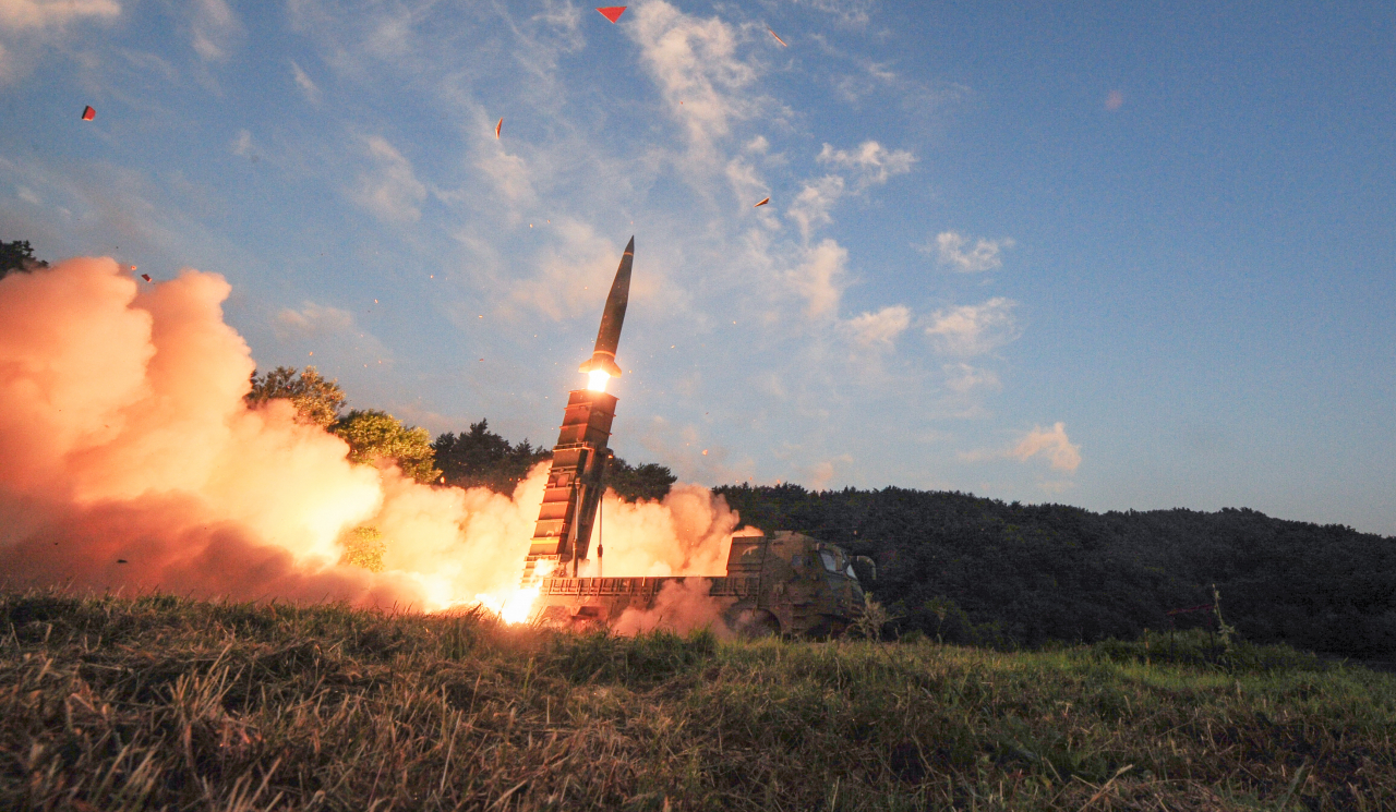 군이 5일 새벽 북한의 전날 중거리 탄도미사일(IRBM) 도발에 대응해 주한미군과 연합 지대지미사일 사격을 실시한 가운데 애초 계획한 지대지 탄도미사일 ‘현무-2’가 발사 직후 비정상 비행으로 낙탄하는 사고가 발생했다. 현무-2 사격 자료 사진. [헤럴드경제DB]
