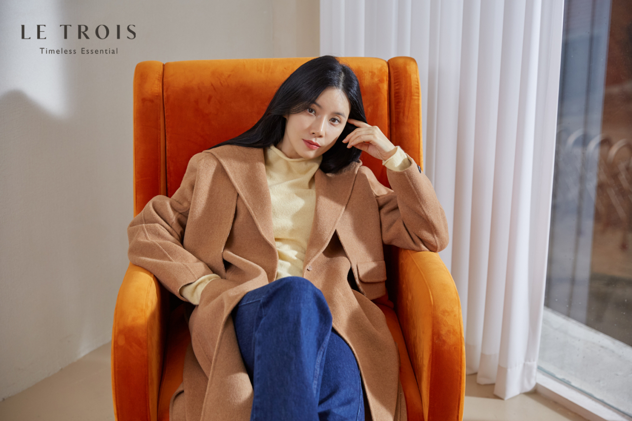 KT알파 쇼핑이 2022년 F/W시즌을 겨냥해 첫 패션 자체브랜드(PB) ‘르투아(LE TROIS)’를 론칭한다. 사진은 ‘르투아’의 브랜드 모델인 배우 이보영이 르투아 패션을 입고 촬영한 화보컷. [KT알파 쇼핑 제공]