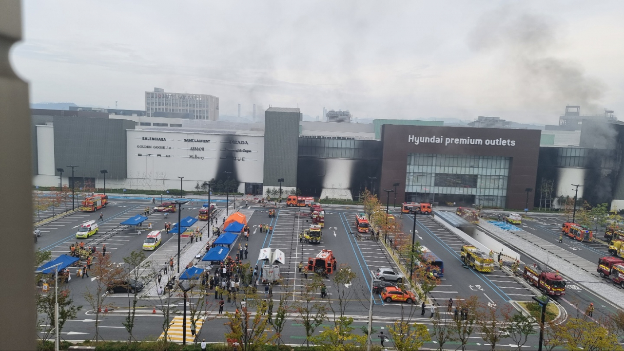지난달 26일 오전 대전 유성구 한 대형 아웃렛에서 불이나 아웃렛 건물 앞 주차장에 소방차들이 모여있다. [연합]