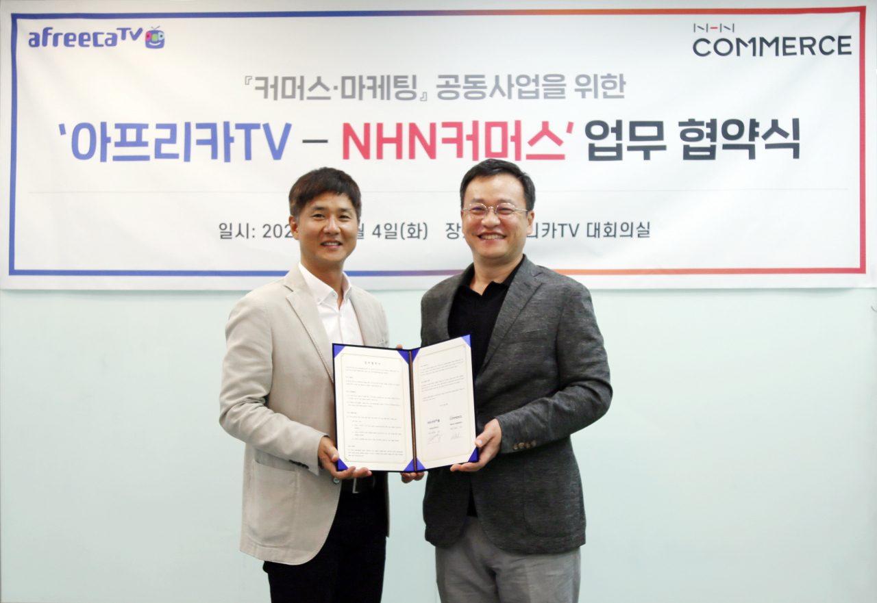 (왼쪽부터) 정찬용 아프리카TV 대표, 이윤식 NHN커머스 대표 [아프리카TV·NHN커머스 제공]