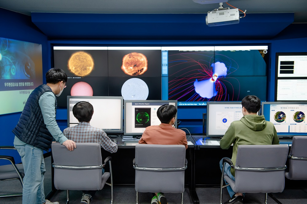 태양 폭발 및 우주환경을 감시하는 한국천문연구원 우주환경감시실.[한국천문연구원 제공]