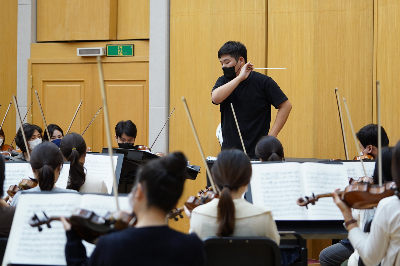 윤한결이 지휘하고 있는 KBS교향악단 [KBS교향악단 제공]