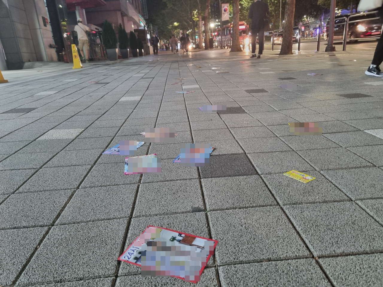 지난 4일 밤 서울 강남구 선릉역 인근 테헤란로 인도에 불법 전단지들이 흩뿌려져 있다. 김영철 기자