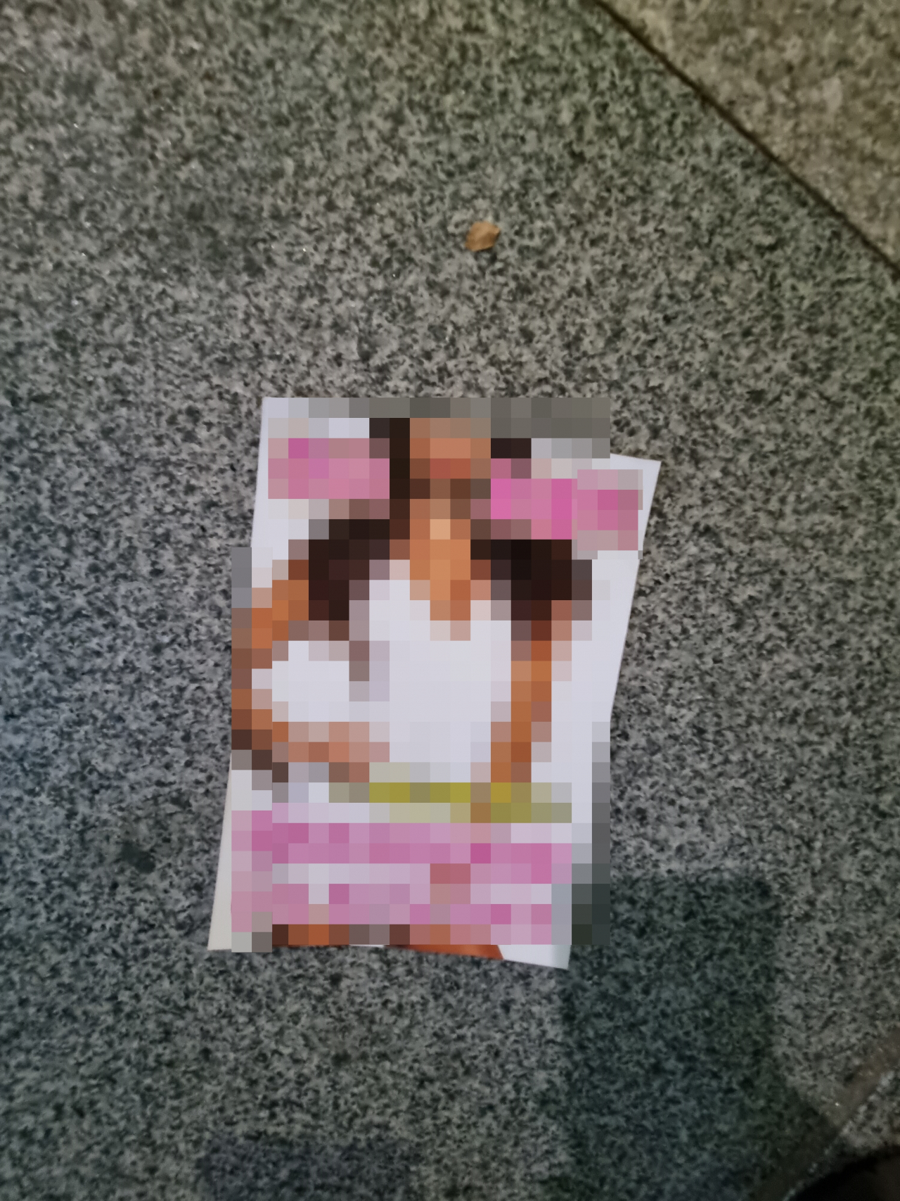 지난 4일 밤 서울 강남구 테헤란로 거리에 나뒹굴고 있는 불법 전단지. 김영철 기자