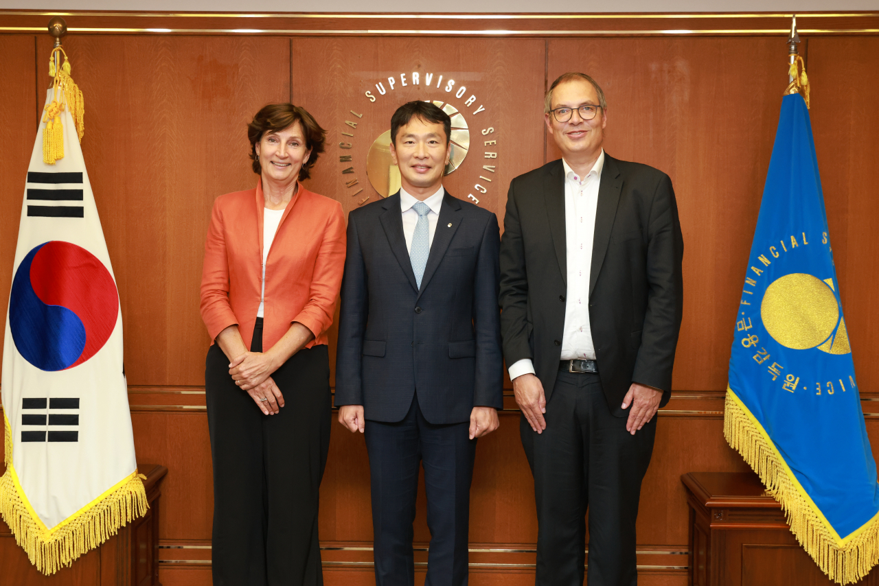 요안나 도너바르트 대사, 이복현 금감원장, 로날드 뷔에스터 APG 자산운용 회장