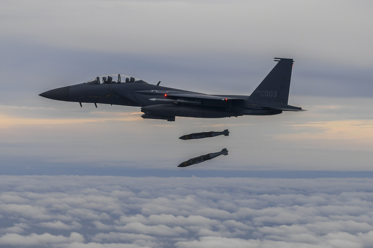 한미 군 당국은 4일 북한의 중거리 탄도미사일(IRBM) 발사에 대응해 F-15K와 F-16 전투기를 투입해 공격편대군 비행과 정밀폭격훈련을 펼쳤다. 사진은 이날 훈련에 참가한 F-15K가 공대지 합동 직격탄(JDAM)을 투하하는 모습. [연합]