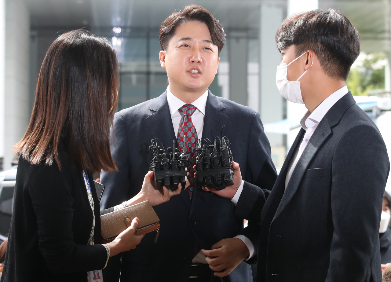 이준석(가운데) 전 국민의힘 대표가 28일 서울 양천구 서울남부지방법원에서 열린 국민의힘 당헌 효력 정지 가처분 심문에 출석하며 입장을 밝히고 있다. 서울남부지법 민사51부(황정수 수석부장판사)는 이날 이 전 대표가 국민의힘과 정진석 비대위원장 및 비대위원 6명을 상대로 낸 3~5차 가처분 신청 사건을 심문한다. [연합]