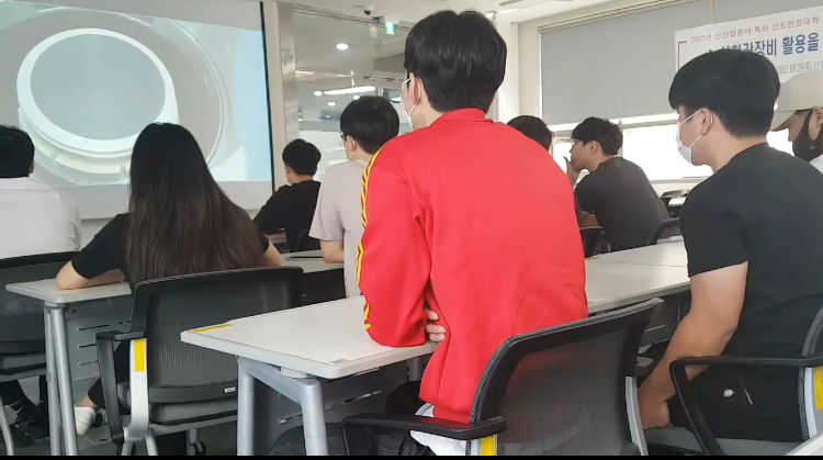 경남정보대 학생들이 첨단 시청각장비인 스마트글라스를 활용한 반도체 장비 관련 원격 교육을 받고있다. [경남정보대 제공]
