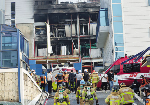 소방관들이 30일 폭발로 인한 화재가 발생한 경기도 화성시 화일약품 공장의 화재를 진압하고 주변을 수습하고 있다. [연합]