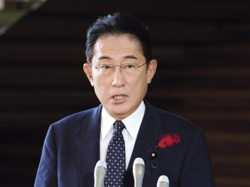 조 바이든 미국 대통령과 기시다 후미오(사진) 일본 총리는 4일(현지시간) 전화통화에서 북한이 5년 만에 일본 열도를 넘어가는 중거리 탄도미사일(IRBM)을 발사한 것을 강력히 규탄하고, 북한의 무력을 제한하기 위해 모든 노력을 다 하기로 약속했다. [AP·교도통신]