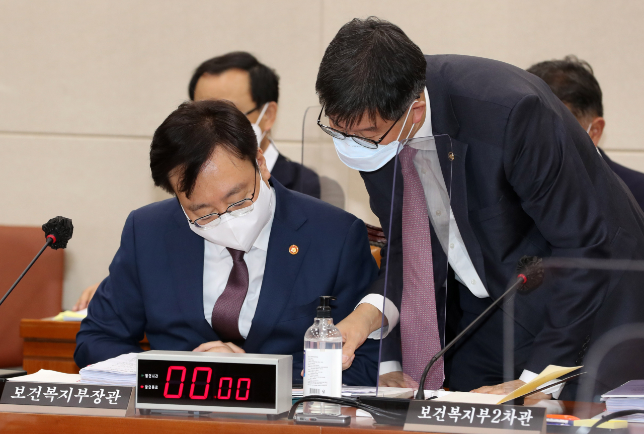 조규홍 보건복지부 장관이 5일 국회 보건복지위원회에서 열린 보건복지부·질병관리청에 대한 국정감사에서 자료를 검토하고 있다. 연합뉴스