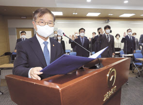 이정식 고용노동부 장관이 5일 오전 세종시 정부세종청사에서 열린 국회 환경노동위원회의 고용노동부 등의 국정감사에서 증인 선서를 마치고 있다. 그는 “안전한 일터를 조성을 위해 현재 노사, 전문가 등 다양한 계층의 의견을 수렴하고 있으며, 이를 토대로 현장 실태에 부합하는 실효성 있는 대책을 만들어가겠다”고 강조했다. [연합]