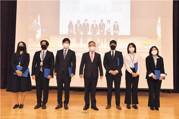 반장식(가운데) 한국조폐공사 사장이 4일 창립 71주년을 맞아 공사 발전에 기여한 임직원들을 표창한 후 유공직원들과 기념촬영을 하고 있다. [한국조폐공사 제공]