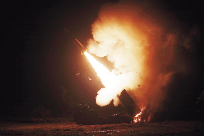 한미 군 당국은 5일 북한의 중거리 탄도미사일(IRBM) 도발에 대응해 동해상으로 연합 지대지미사일 사격을 했다고 합동참모본부가 밝혔다. 합참은 이런 사격은 북한의 추가 도발을 억제하기 위한 연합전력의 대응능력을 보여준 것이라고 설명했다. 이번 연합 지대지미사일 사격에서 우리 군과 주한미군은 에이태큼스(ATACMS) 2발씩 모두 4발을 동해상으로 발사해 가상 표적을 정밀 타격한 것으로 알려졌다. 사진은 연합 지대지미사일 사격 모습. [합참 제공·연합]
