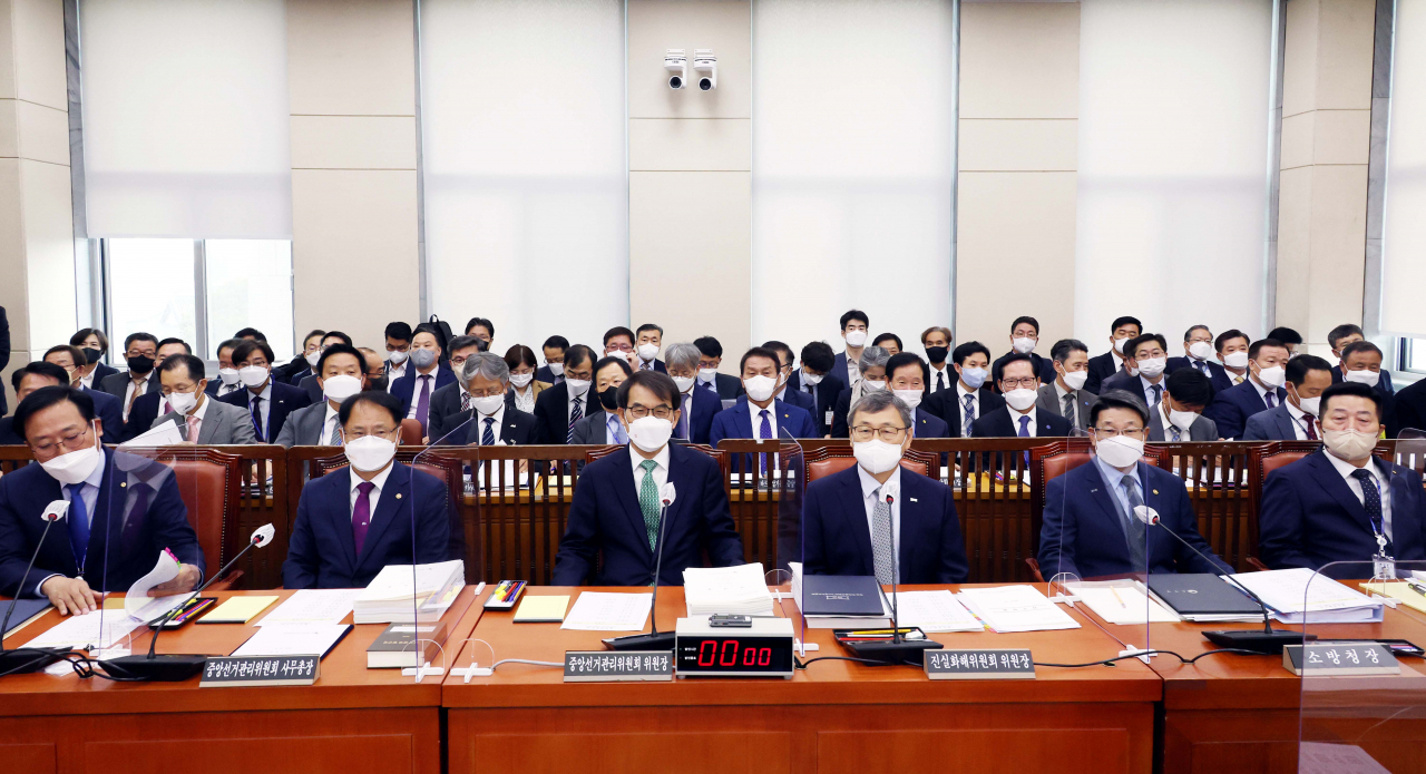 5일 국회 행정안전위원회에서 열린 중앙선거관리위원회, 진실화해를위한과거사정리위원회, 소방청 등에 대한 국정감사에서 피감기관의 기관장들과 임원들이 자리에 앉아 대기하고 있다. 연합뉴스