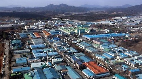 업력이 긴 중소기업일수록 대표자의 고령화가 심각해 가업승계가 활성화돼야 한다는 주장이 제기됐다. 사진은 수도권의 한 산업단지 모습. [연합]