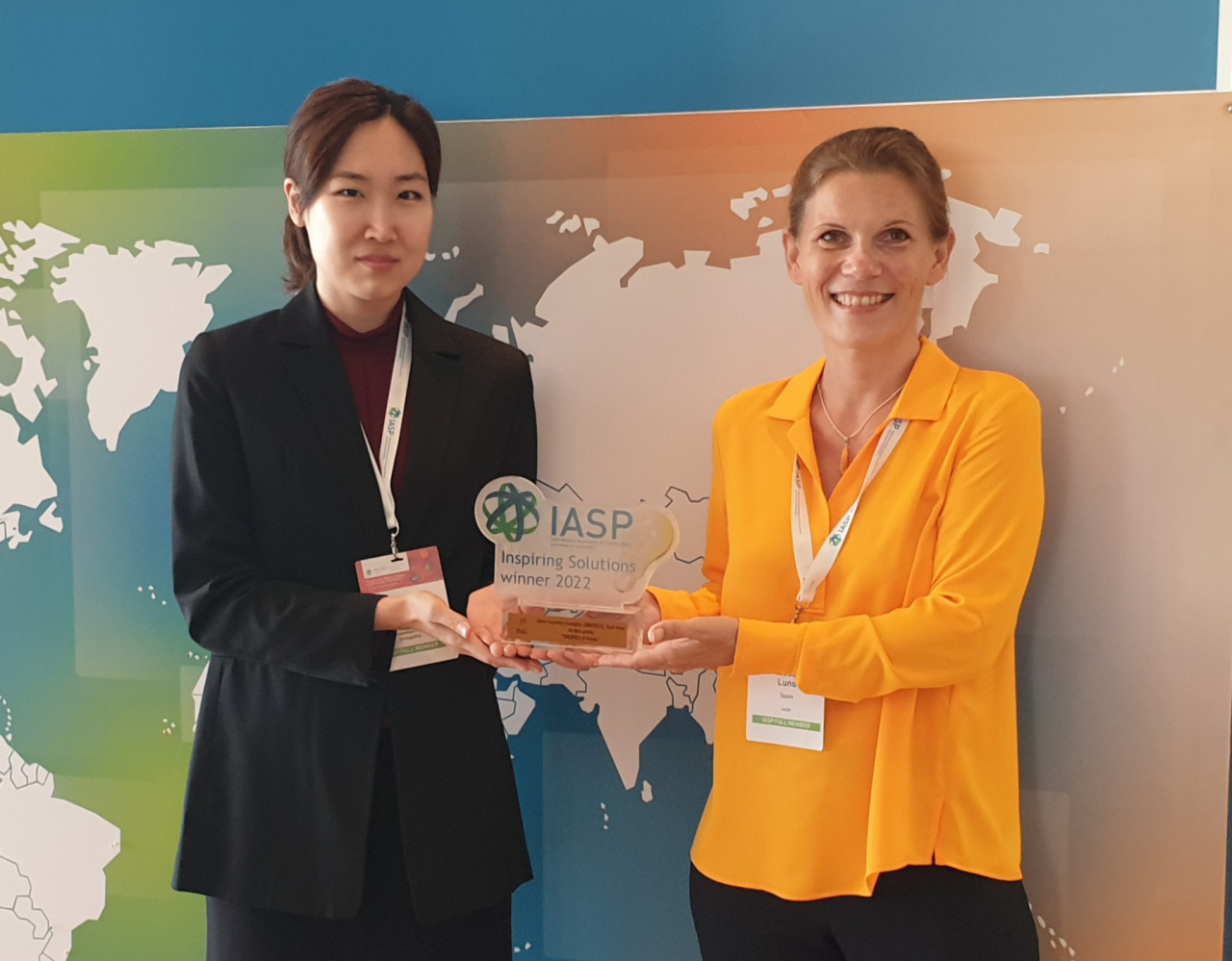 김주은(왼쪽) 연구개발특구진흥재단 연구원이 에바 룬드 IASP CEO와 수상 기념 촬영을 하고 있다.[연구개발특구진흥재단 제공]
