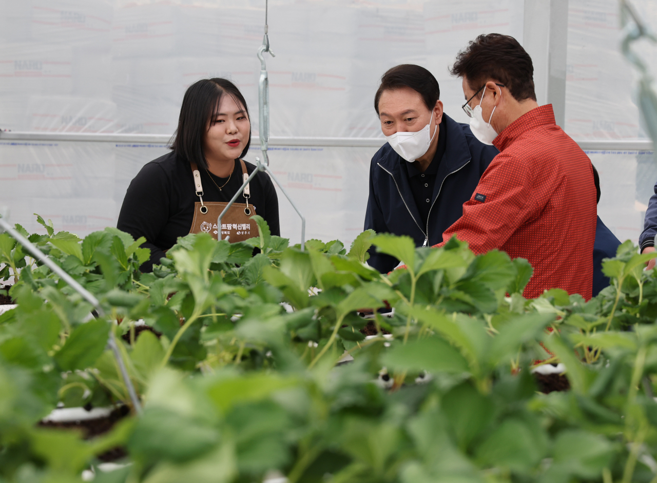 윤석열 대통령이 5일 오전 경북 상주시 스마트팜 혁신밸리를 방문, 딸기 온실에서 작물 재배현황을 청취하고 있다. [연합]