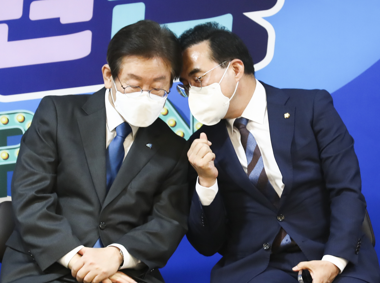 이재명 더불어민주당 대표와 박홍근 원내대표가 5일 여의도 중앙당사에서 열린 '당원존' 개관식 겸 공개 최고위원회의에서 대화를 나누고 있다. [연합]