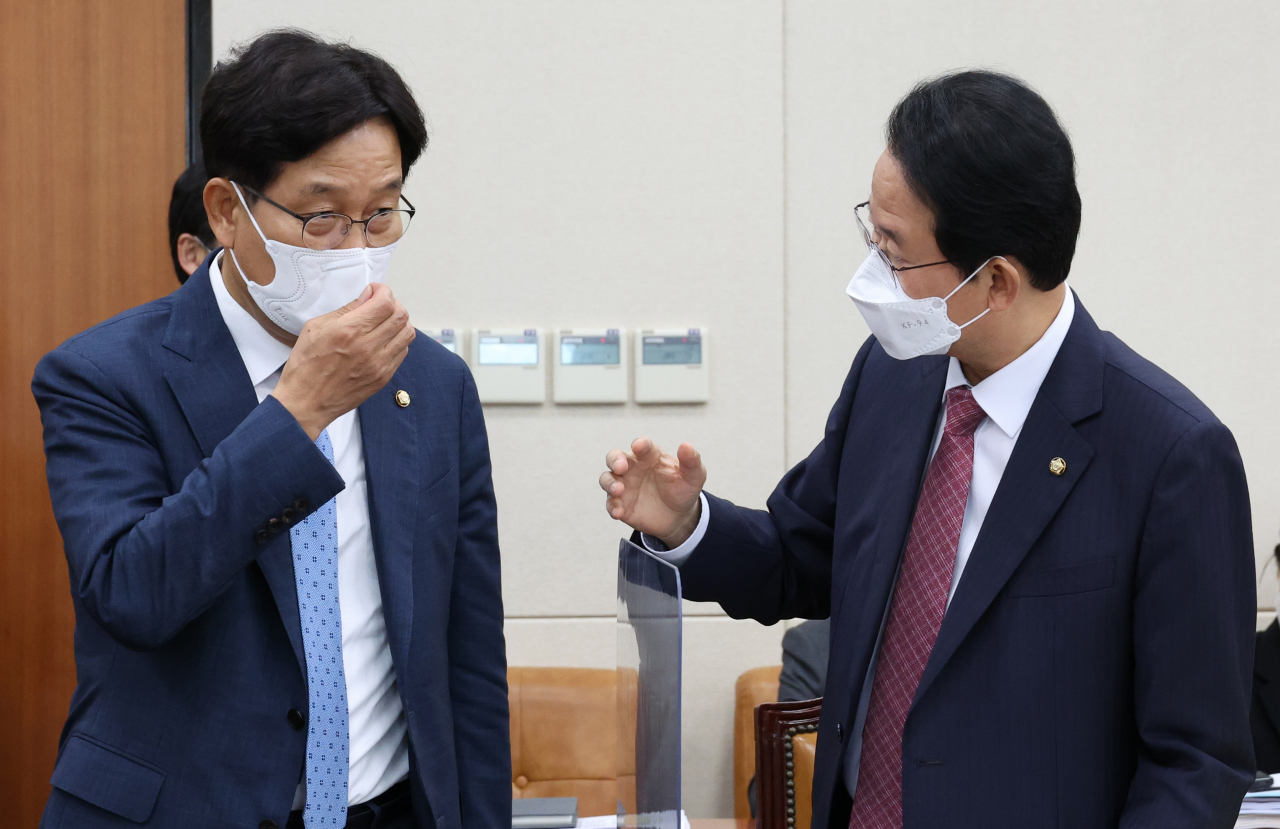 5일 서울 여의도 국회에서 열린 기획재정부(조세정책) 국정감사에서 류성걸 국민의힘 간사(오른쪽)와 신동근 더불어민주당 간사가 대화하고 있다. [사진=이상섭 기자]