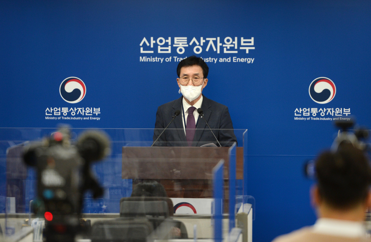 문동민 산업통상자원부 무역투자실장이 5일 정부세종청사에서 '2022년 3분기 외국인직접투자 동향' 브리핑을 하고 있다. [연합]