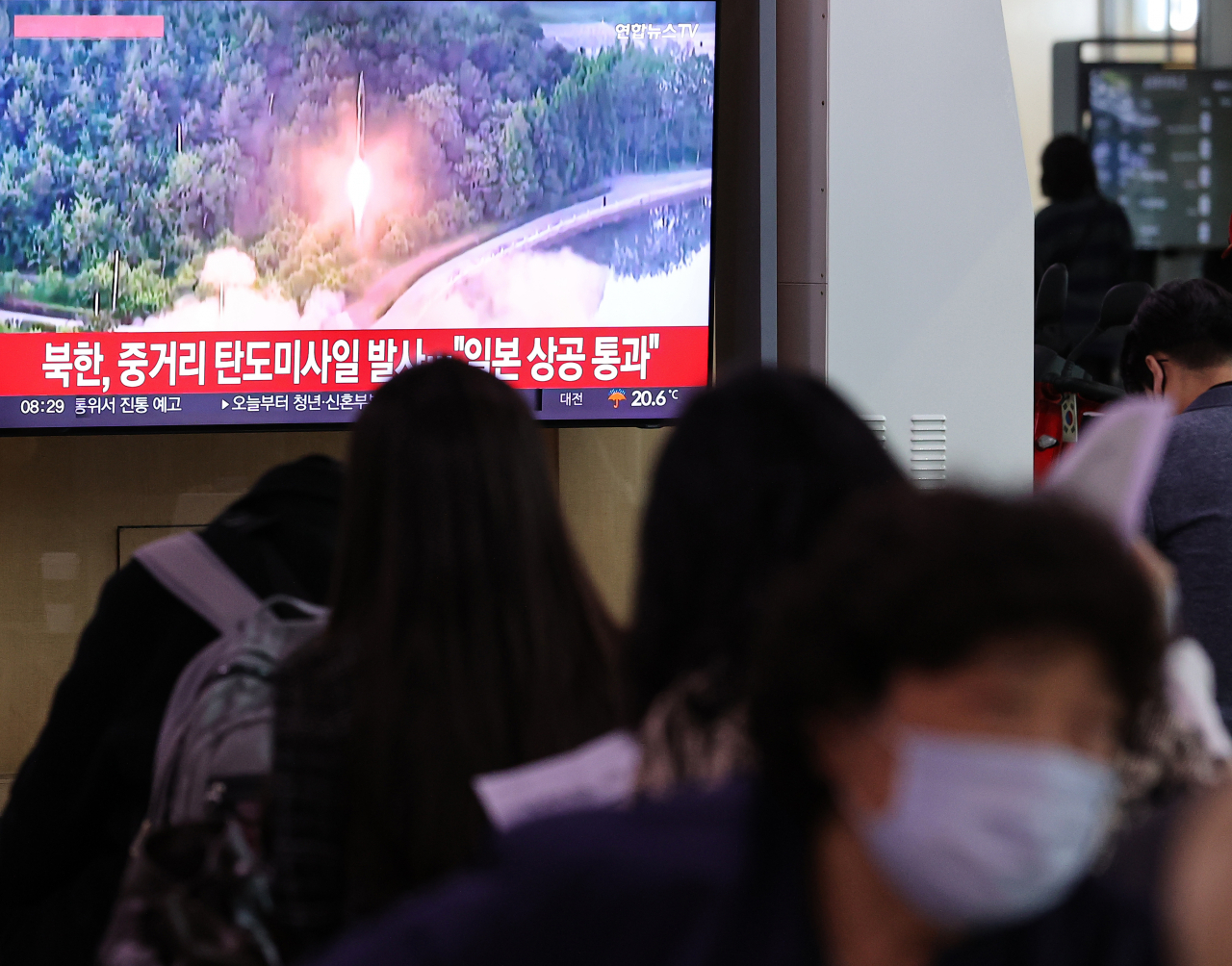 북한이 4일 오전 동해상으로 탄도미사일을 발사했다고 합동참모본부(합참)가 발표했다. 북한은 지난달 25일부터 오늘까지 열흘 사이에 총 5차례 탄도미사일을 발사했다. 사진은 이날 오전 서울역 대합실에서 북한의 미사일 발사 뉴스를 보고 있는 시민들. [연합]