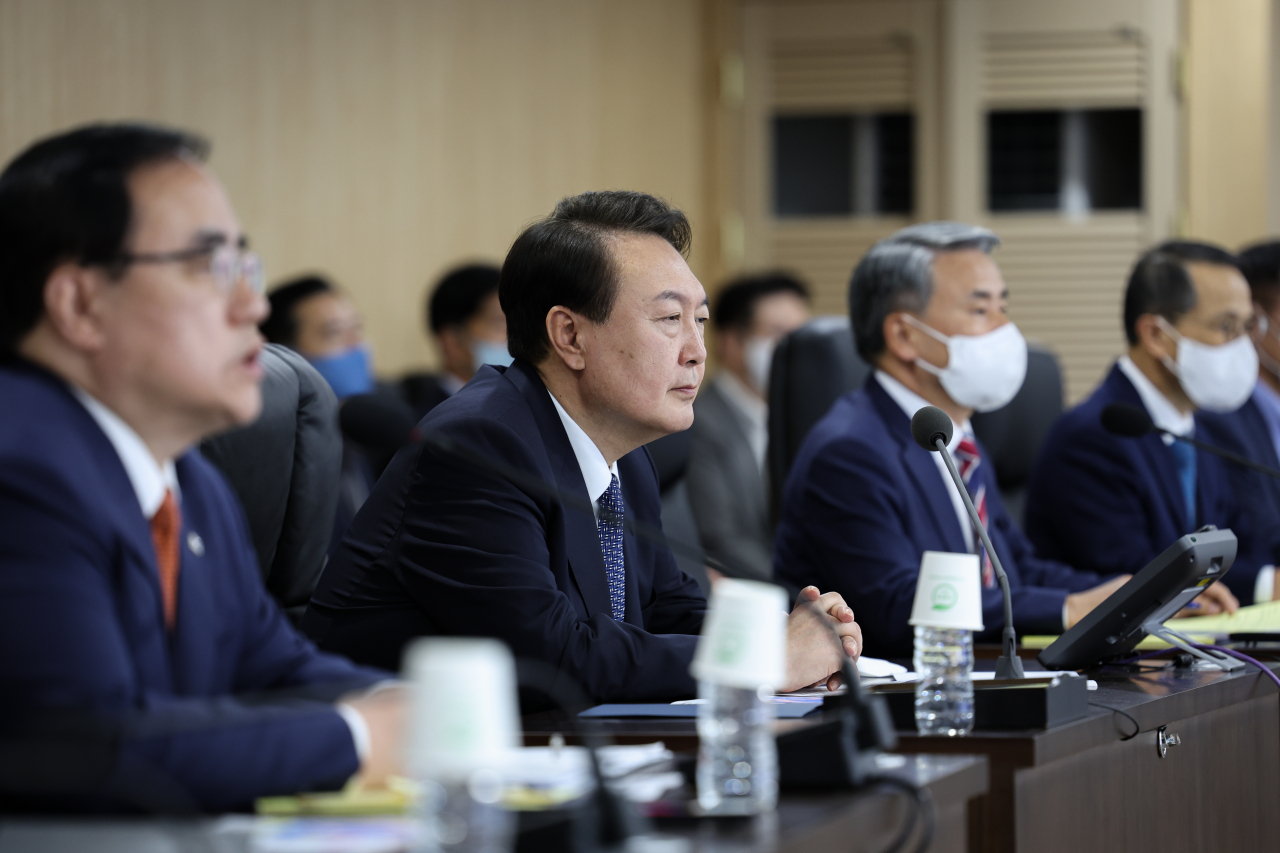 윤석열 대통령이 4일 오전 서울 용산 대통령실 청사 지하 국가위기관리센터에서 열린 긴급 국가안전보장회의(NSC) 상임위원회에 참석,북한의 중거리 탄도미사일 발사 관련 대응 방안을 점검하고 있다. [연합]