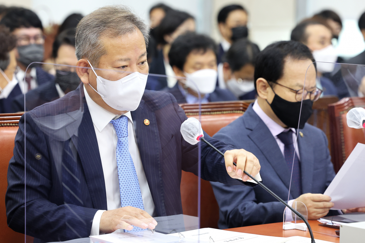 이상민 행정안전부 장관이 지난 4일 오전 국회 행정안전위원회에서 열린 국정감사에서 답변을 하기위해 마이크 위치를 조정하고 있다. [연합]