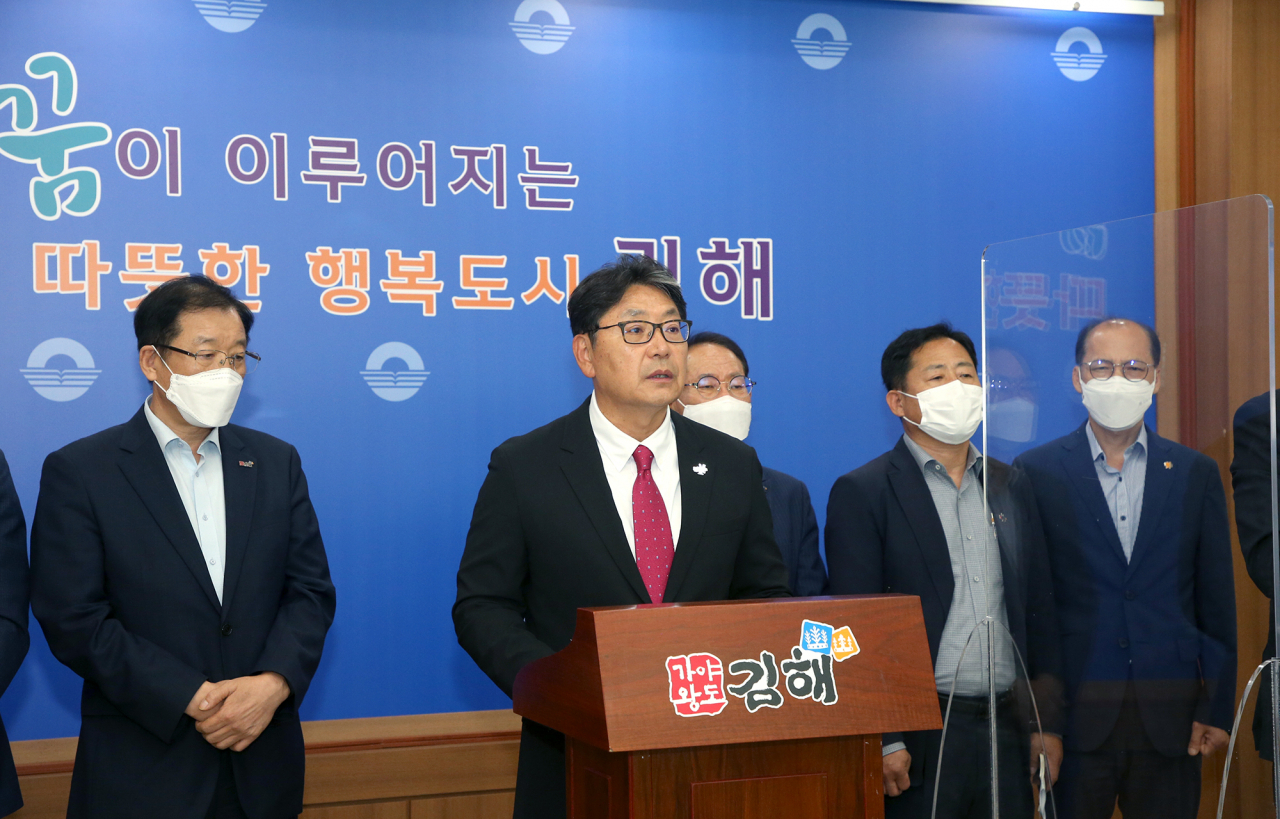 홍태용 김해시장이 취임 100일을 맞아 기자회견을 하고 있다. [김해시 제공]