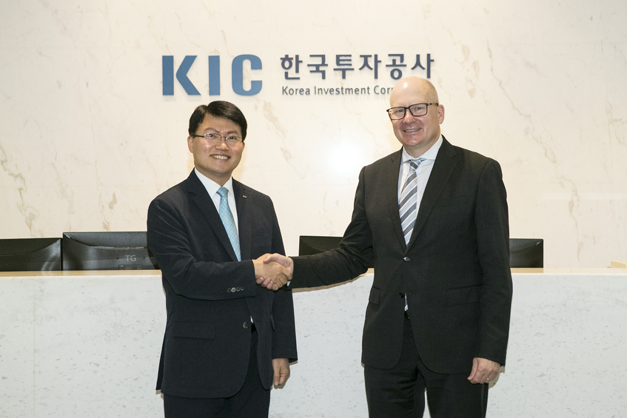 5일 진승호 KIC 사장(왼쪽)이 데이비드 앳킨(David Atkin) PRI CEO를 만나 기념 촬영을 하고 있다. [KIC 제공]