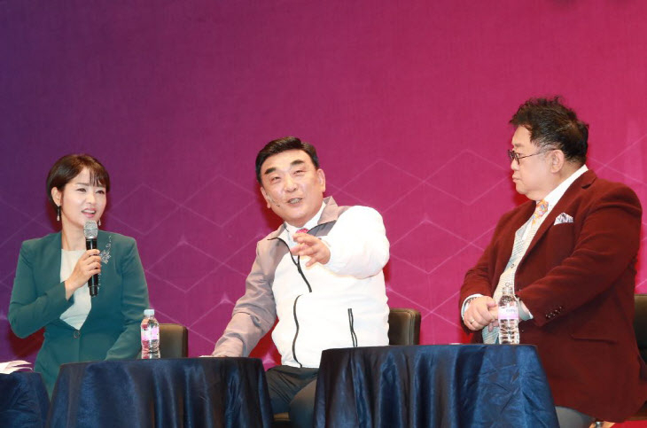 김두겸 울산시장이 취임 100일을 맞아 시민과의 대화에 임하고 있다. [울산시 제공]