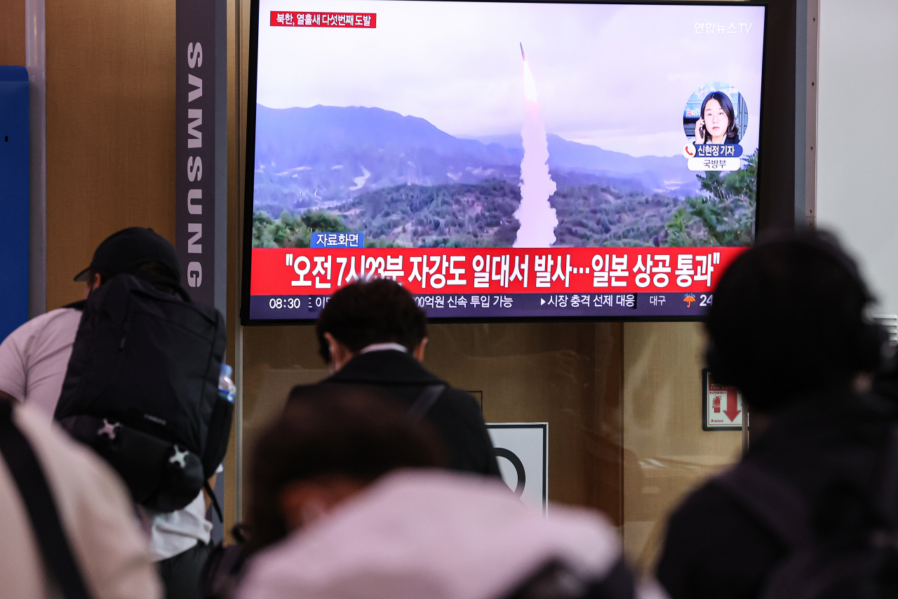 지난 4일 오전 서울역 대합실에서 북한의 미사일 발사 뉴스를 보고 있는 시민들. 연합뉴스