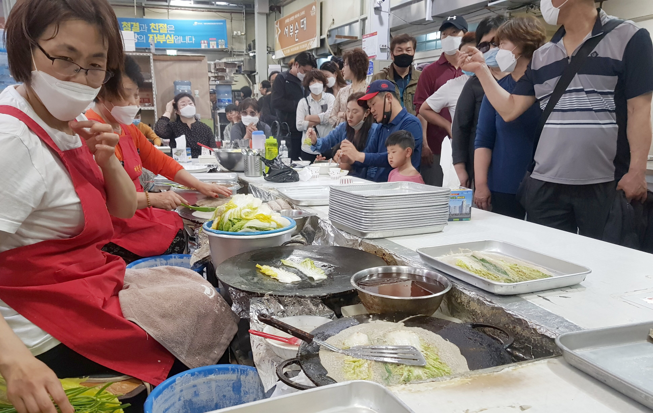 영월 서부시장 전집에 줄선 여행객들