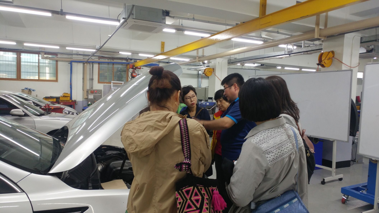 서울 은평구에서 진행하고 있는 초보운전자 자동차 정비교실에서 구민이 수업을 듣고 있다. [은평구 제공]